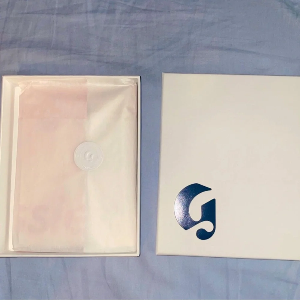 Glossier London Passport Cover NWT ✈️ - Picture 3 of 8